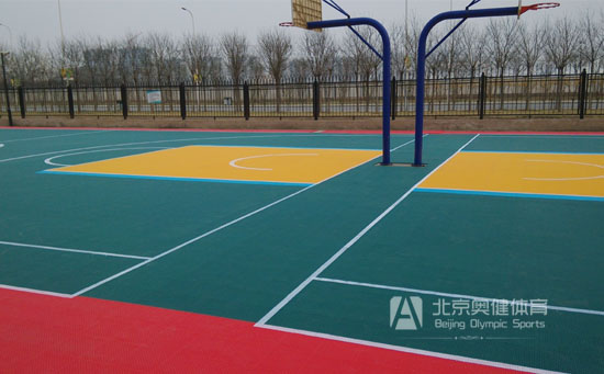 籃球場也是懸浮地板卡通圖案的拼裝，