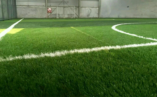 保證足球場(chǎng)基礎(chǔ)面層有足夠的粘結(jié)強(qiáng)度
