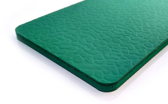 常見羽毛球場地地膠尺寸為：1.42米*15米，1.8*15米，1.8米*16米三種尺寸規(guī)格