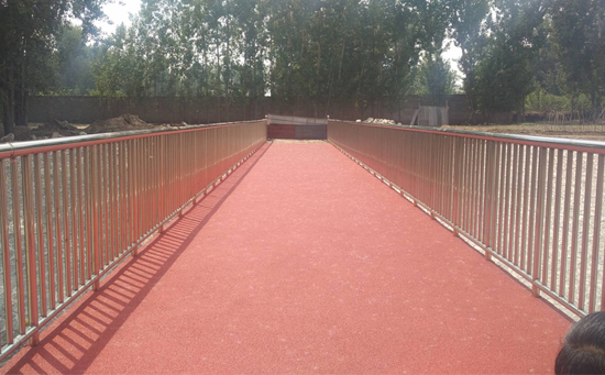 塑膠地面有吸震減震增加回彈力，能夠降低許多運(yùn)動時所造成的不必要傷害