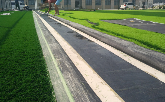 草坪攤開后一定要檢查草坪的質量