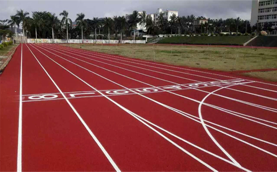 噴涂跑道線在劃線前要清洗場地再用白色面漆 噴涂跑道線在劃線前要清洗場地再用白色面漆