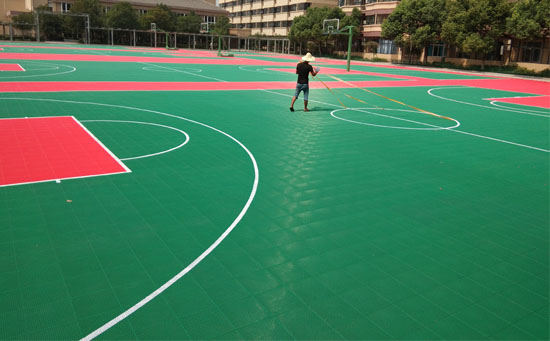 學(xué)校懸浮式拼裝地板籃球場(chǎng)廠家價(jià)格