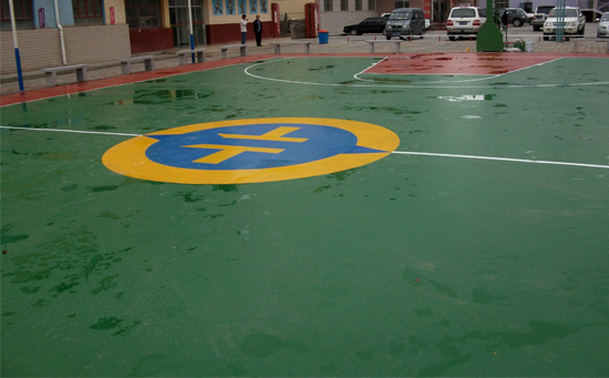 用水清洗后的硅pu籃球場(chǎng)地面