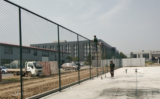 足球場(chǎng)圍網(wǎng)安裝圖片