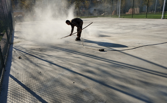 塑膠籃球場(chǎng)基礎(chǔ)打磨