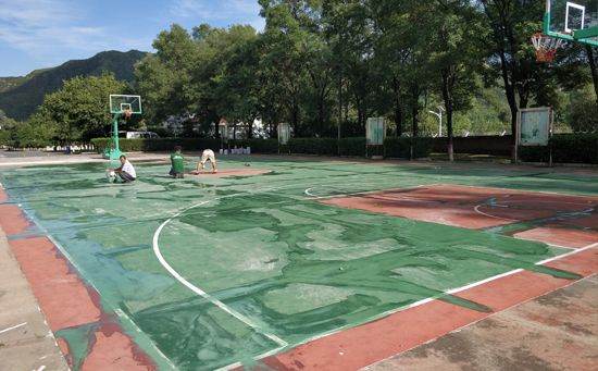 塑膠球場(chǎng)地面開(kāi)裂現(xiàn)象及解決方法