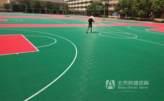 學校塑膠籃球場鋪裝采用什么材料好